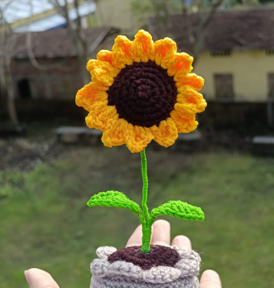 Crochet mini sunflower pot